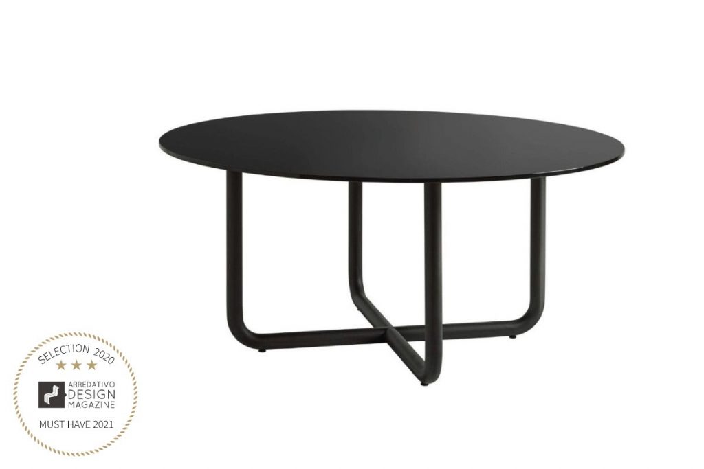 Tavolino nero rotondo con gambe tubolari intersecate; distintivo del premio nell'angolo in basso a sinistra.